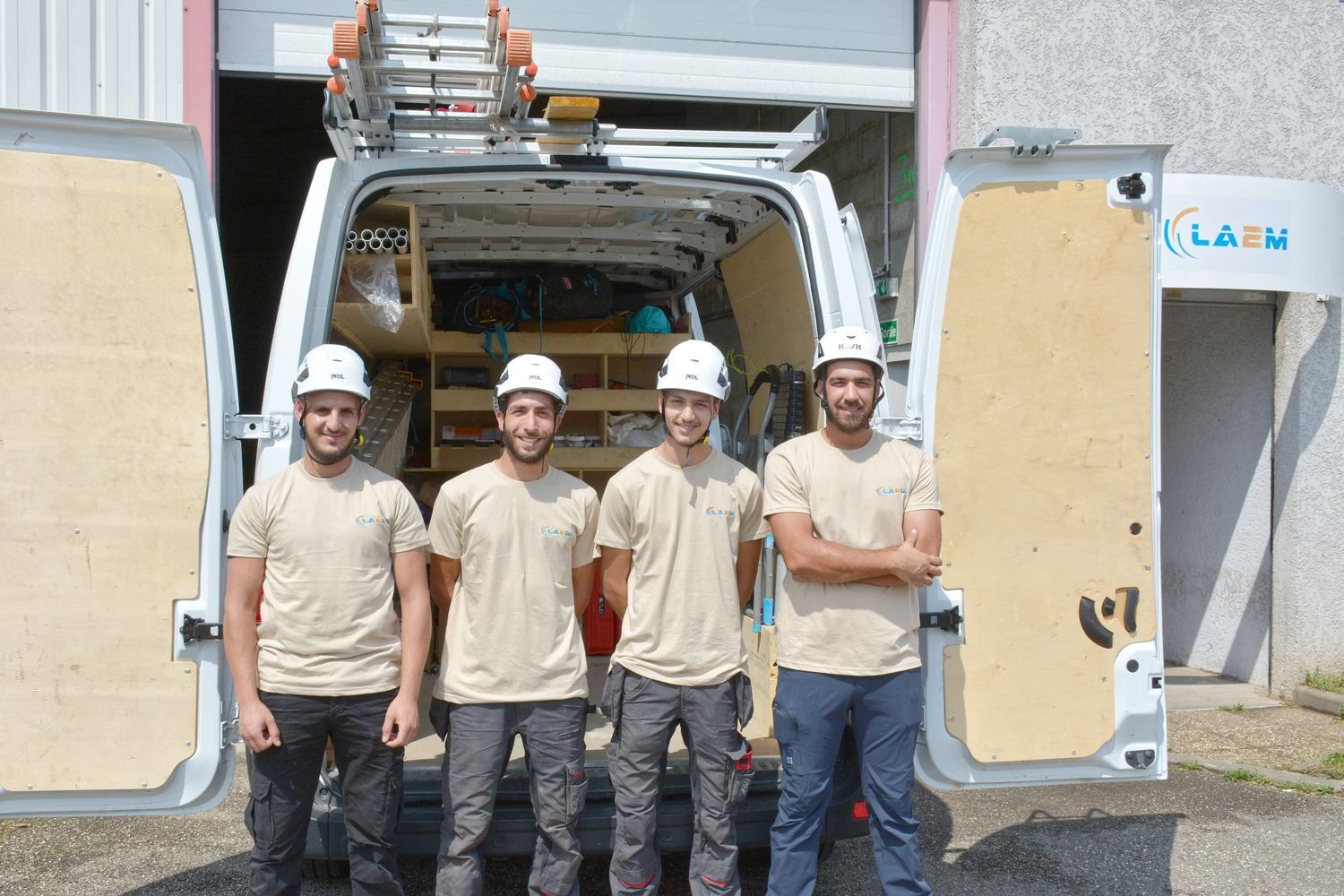 Equipe de techniciens devant une camionette