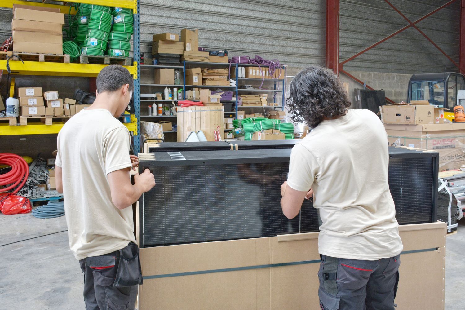 Équipe cherchant des outils