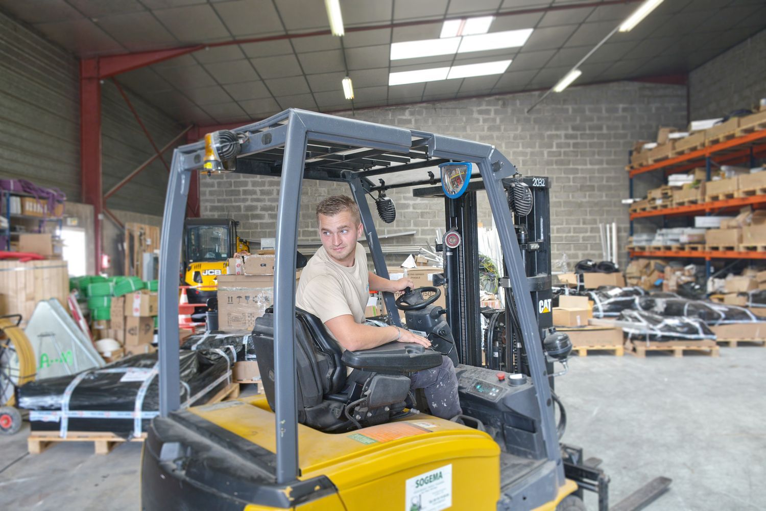 Technicien déplaçant des panneaux solaires