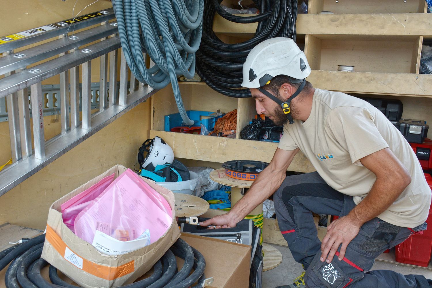 Installation des outils par un technicien pour installation de panneaux photovoltaïques