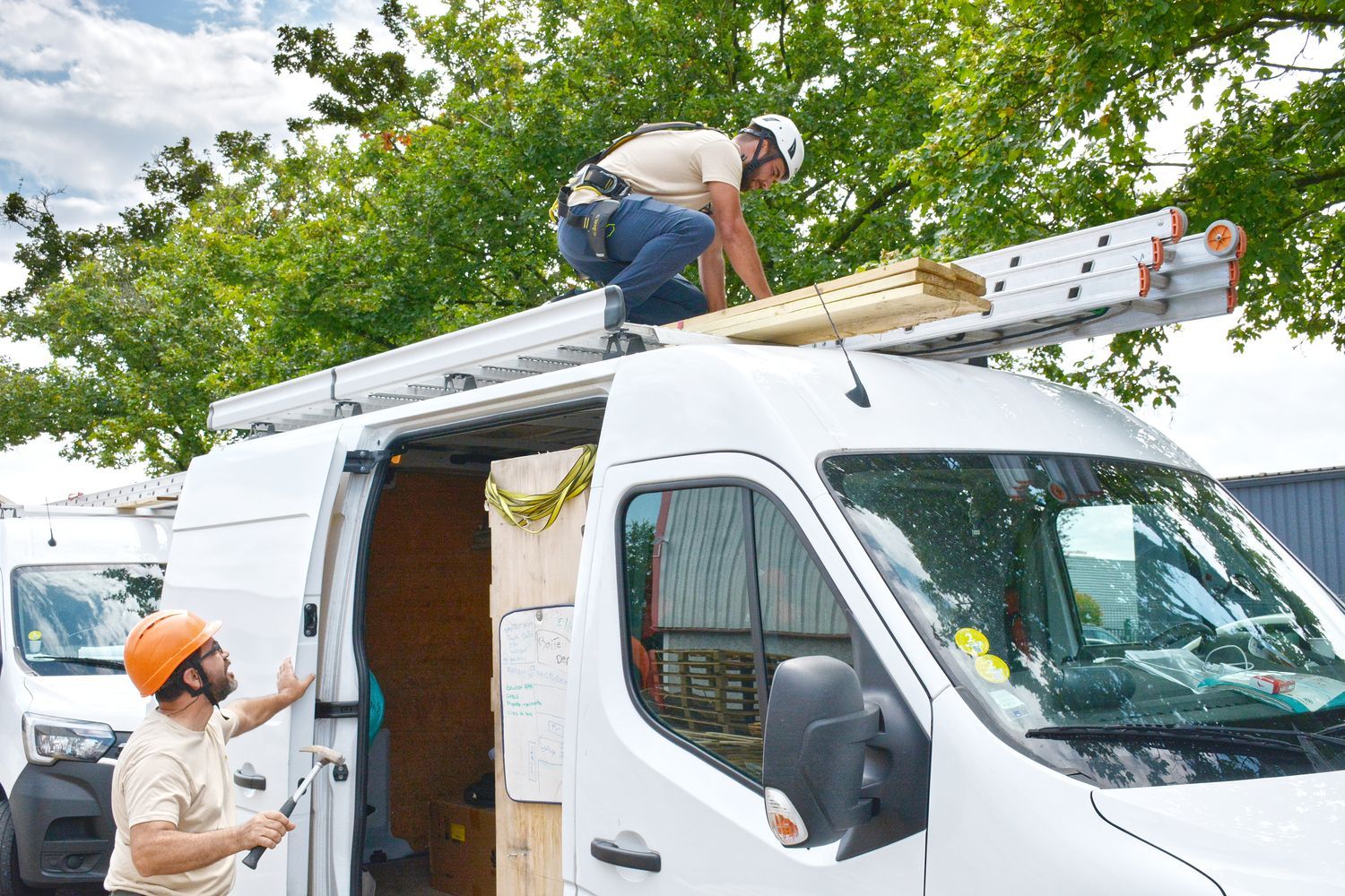 Déplacement de panneaux photovoltaïques à l'aide d'un camion