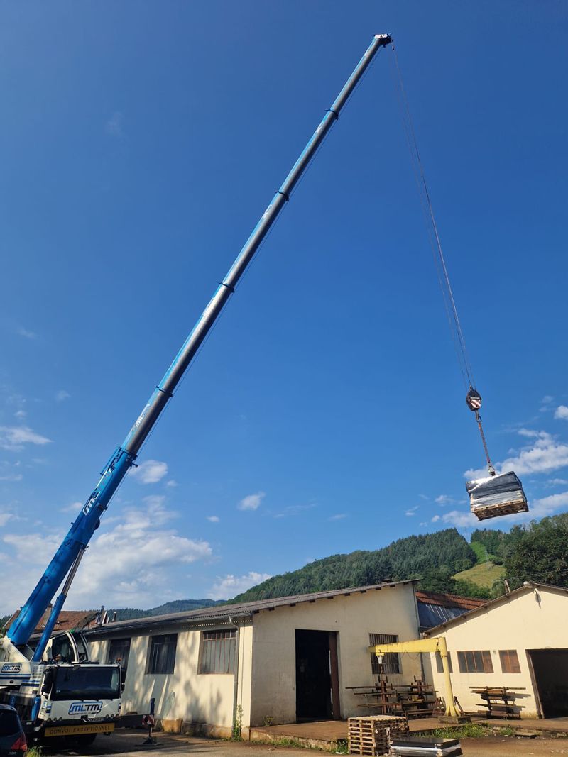 Installation de panneaux photovoltaïques en cours
