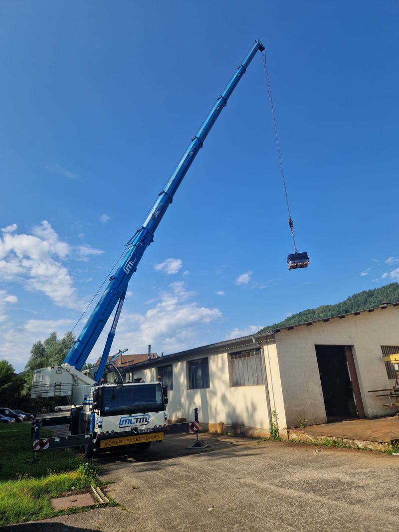 Installation de panneaux photovoltaïques en cours, panneaux acheminés sur le toit