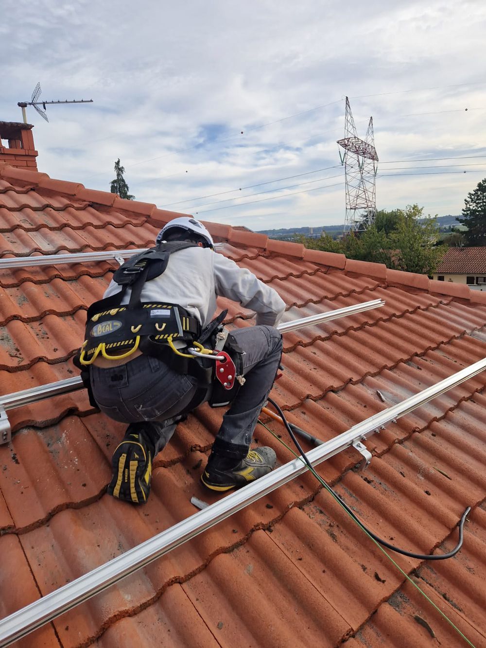 Installateur installant le socle des panneaux photovoltaïques