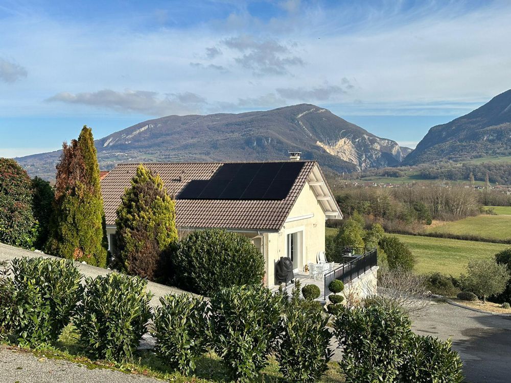Panneaux photovoltaïques sur une belle maison de campagne