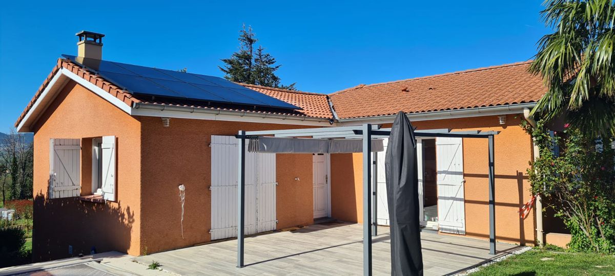 Panneaux photovoltaïques posé sur un toit