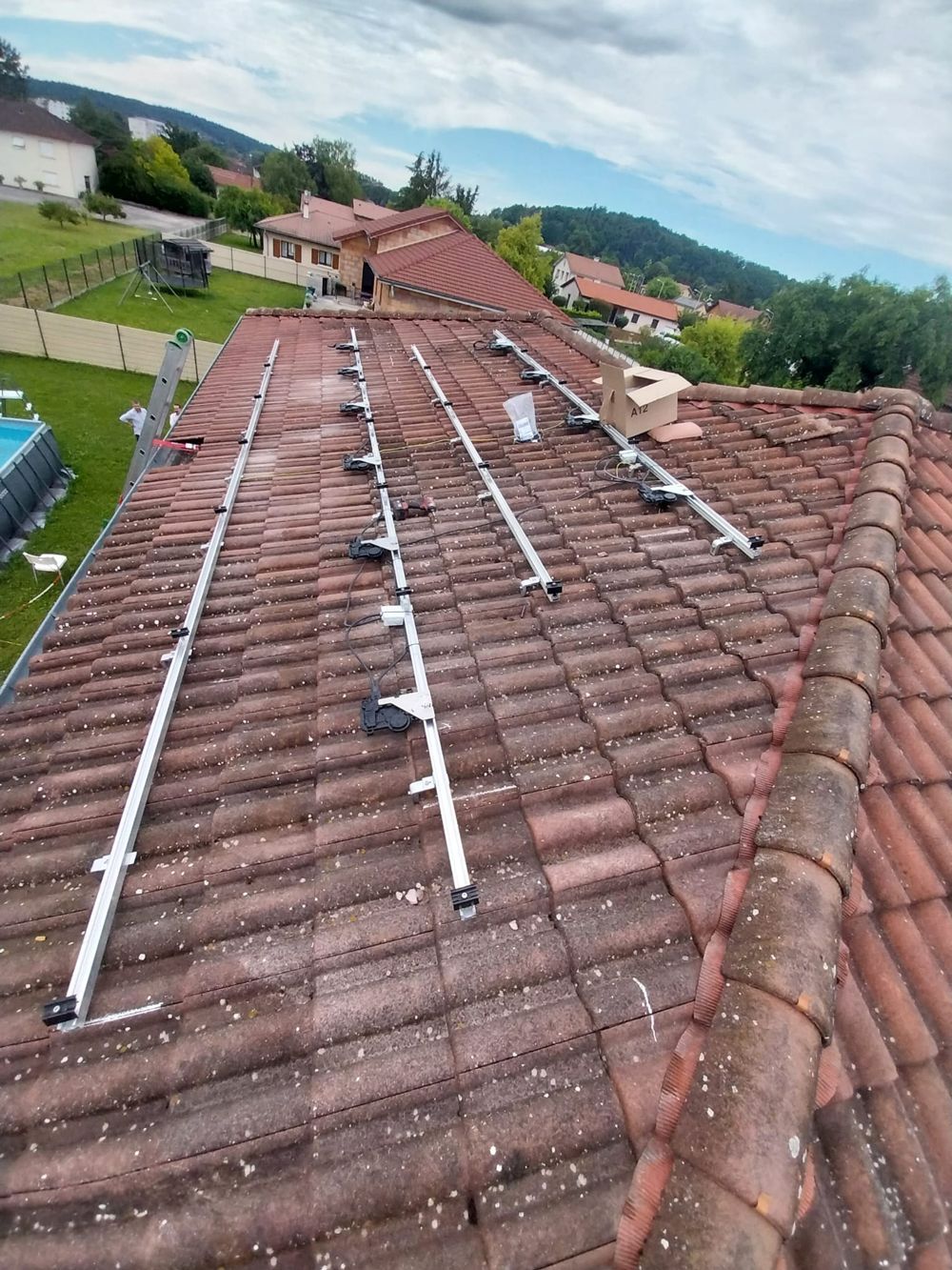 Installation en cours de panneaux photovoltaïques sur un toit