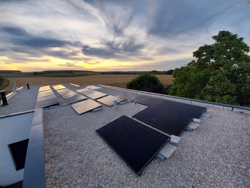 Vue sur les panneaux photovoltaïques d'un immeuble