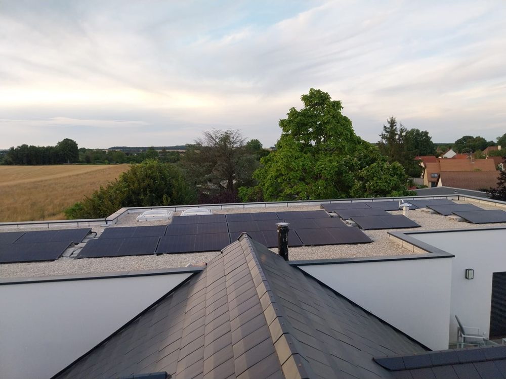 Panneaux photovoltaïques sur un toit d'immeuble