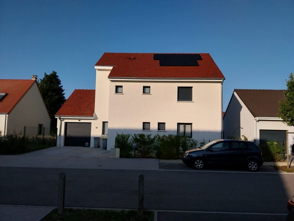 Panneaux photovoltaïques sur le toti d'une petite maison