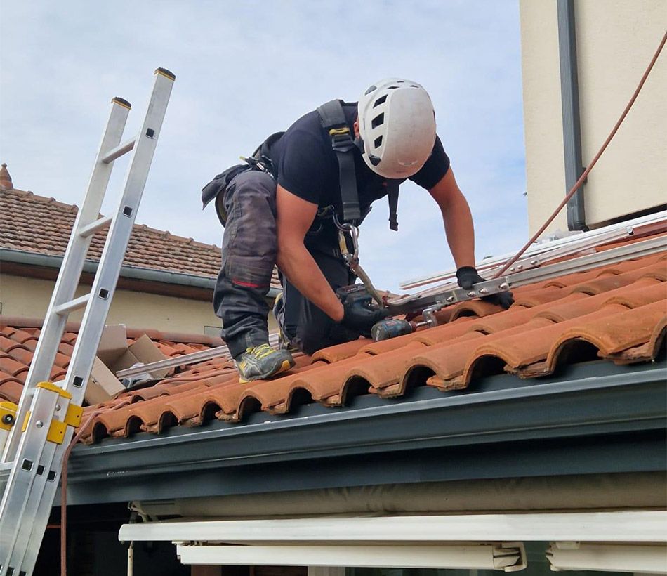 Technicien intervenant sur un toit