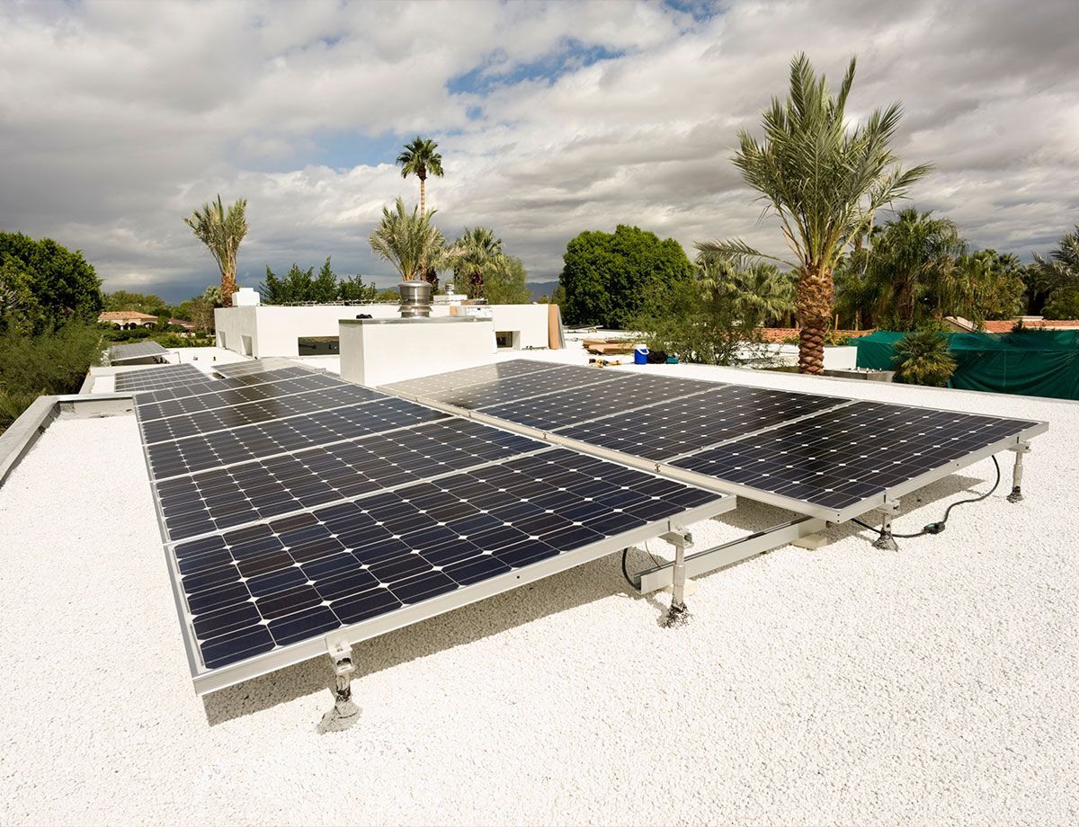 Toit-terrasse équipé de panneaux solaires
