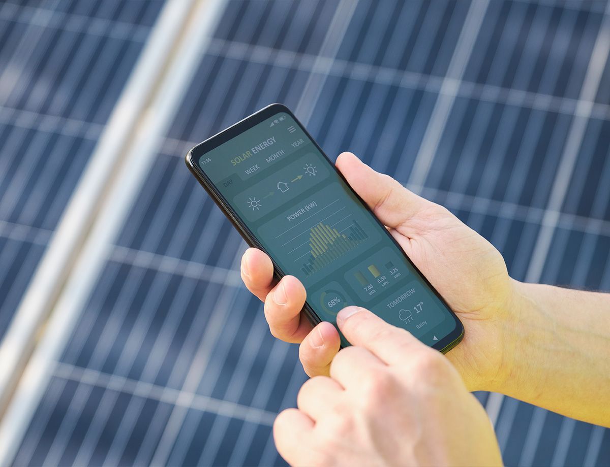 Technicien vérifiant les performances des panneaux solaires