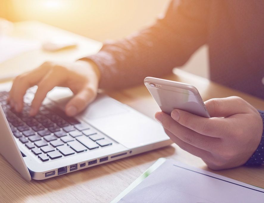 Personnes portant un téléphone portable dans les mains 