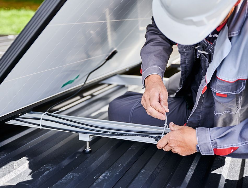 Technicien effectuant le service après-vente d'une installation de panneaux photovoltaïques 