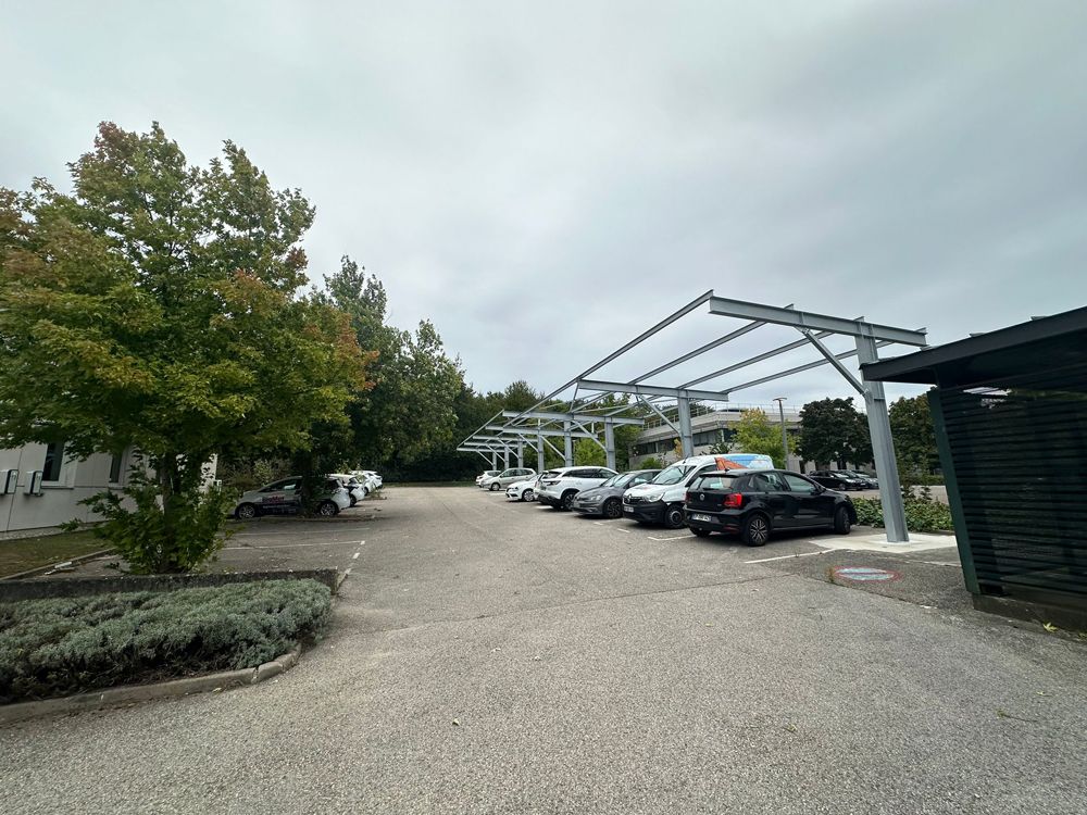 Installation de panneaux photovoltaïques au dessus d'un parking