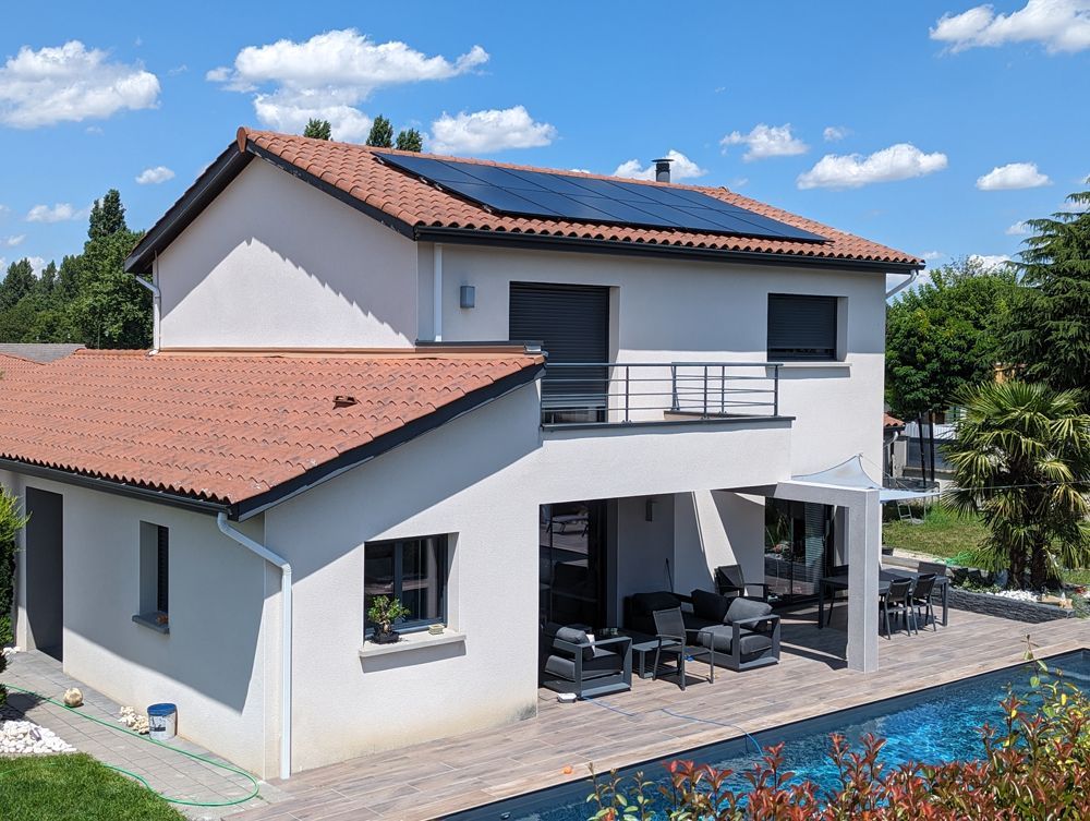 Panneaux photovoltaïques sur le toit d'une maison de particulier