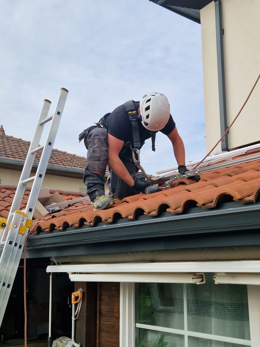 Installateur de panneaux photovoltaïques en train de travailler