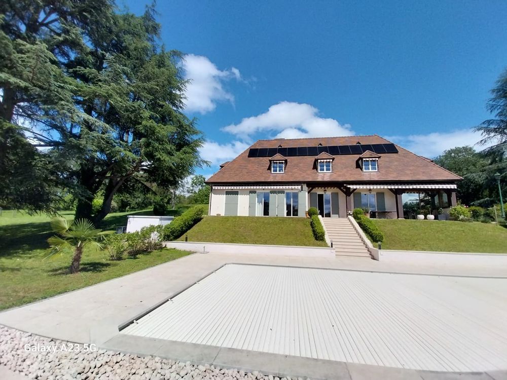 Panneaux photovoltaïques sur une grande maison à Lyon