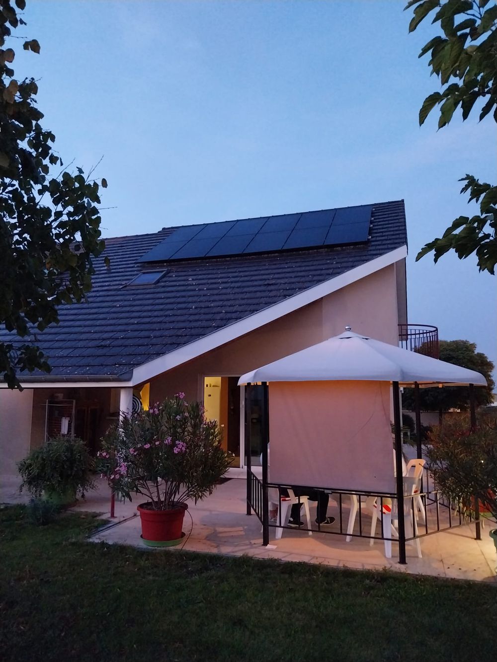 Panneaux photovoltaïques sur le toit d'une maison individuelle
