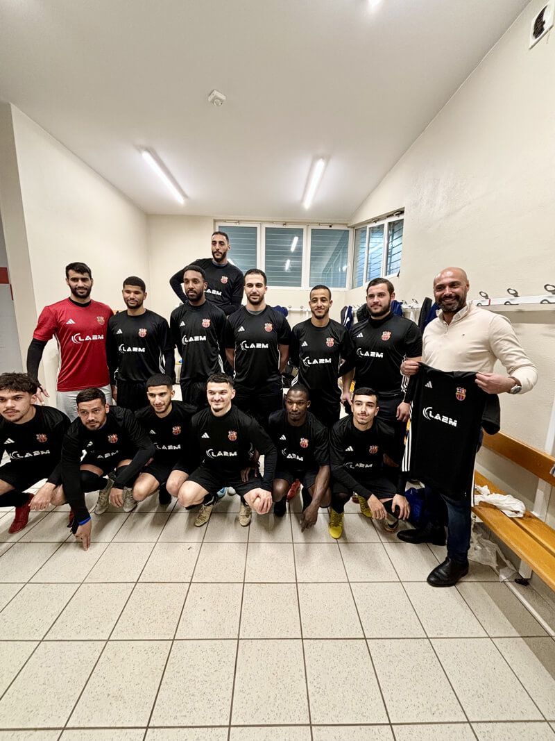 Equipe de football de Saint-Quentin-Fallavier en compagnie de Nabil Mammar, dirigeant de LA2M