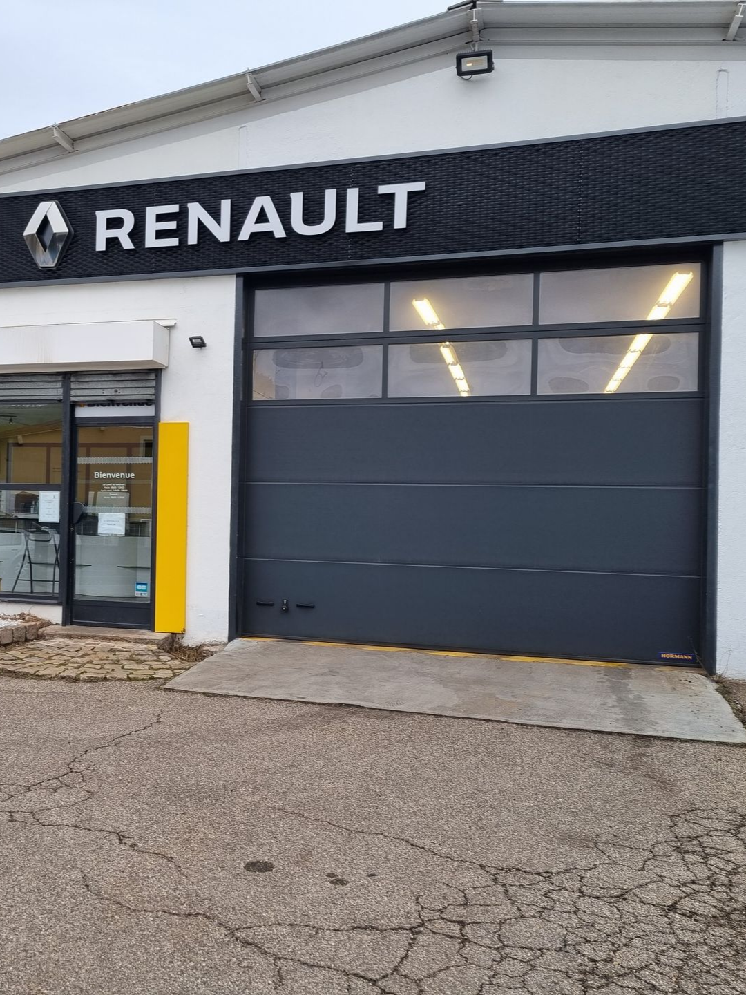 Porte de garage pour accéder à l'atelier.