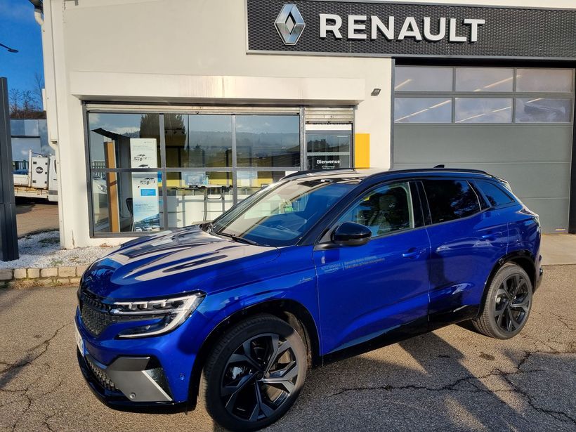 Véhicule devant le garage Renault.