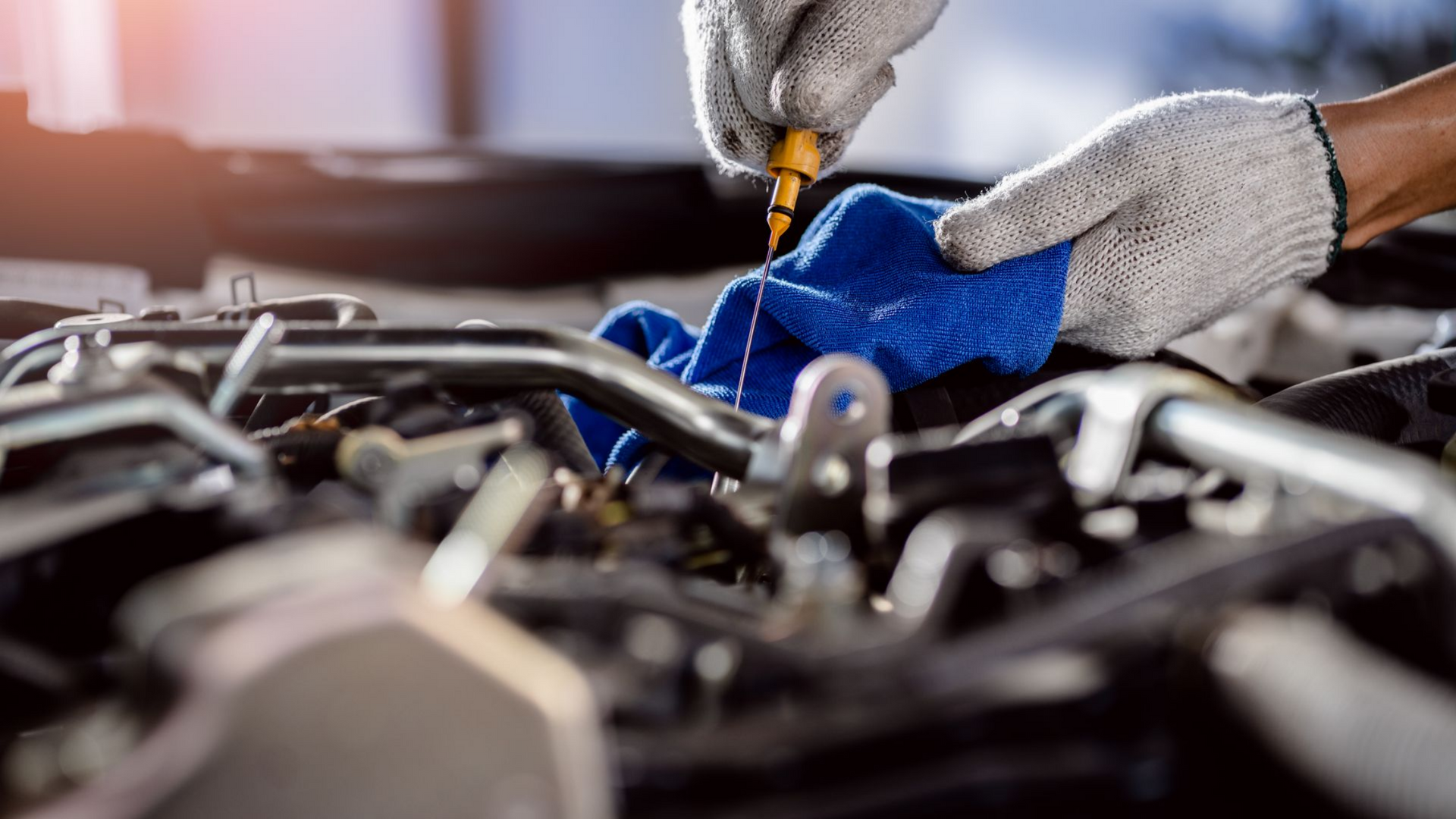 Le technicien vérifie le niveau d'huile moteur.