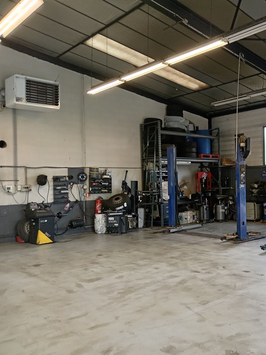 L'intérieur de l'atelier de réparation du Garage des Mines.