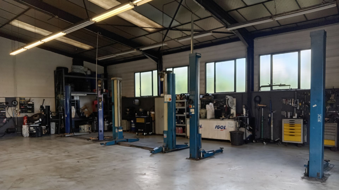 Atelier automobile pour le remplacement de pneus.