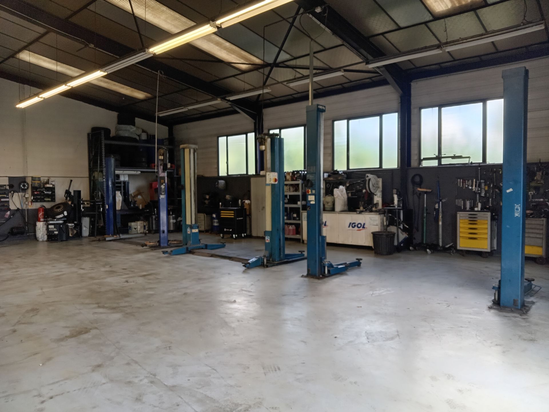 Ponts d'un garage auto pour remplacer des pneus.