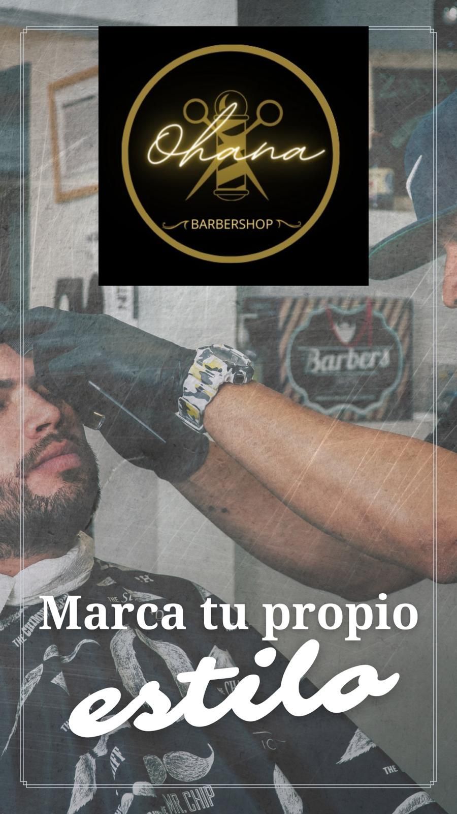 Un hombre se está cortando el pelo en una barbería.