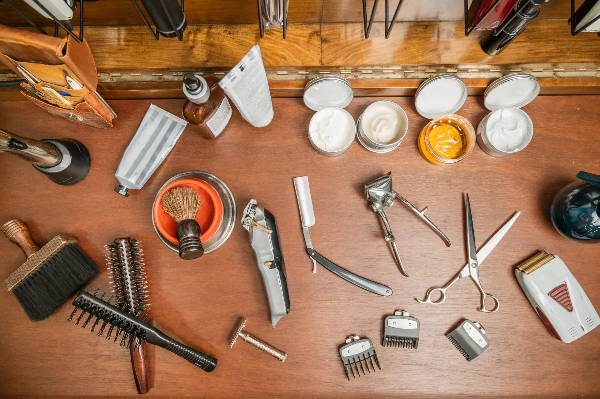 Una mesa de madera cubierta con una variedad de herramientas de barbero.