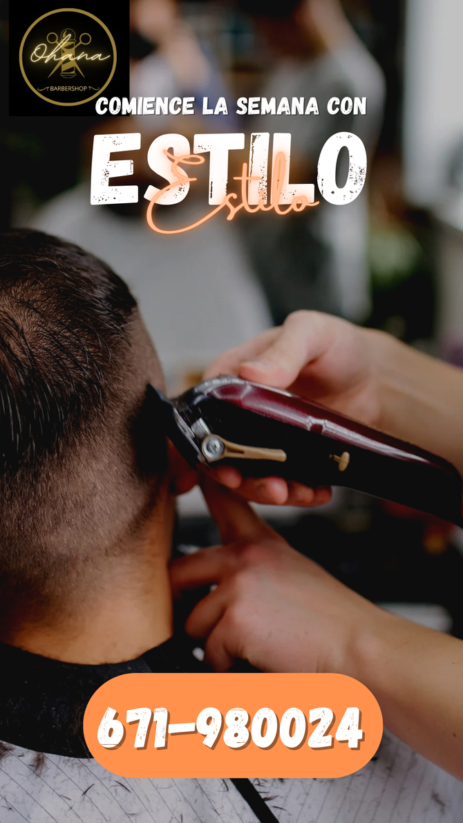 Un hombre se está cortando el pelo en un barbero.