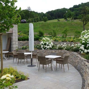 Terrasse mit Stühlen