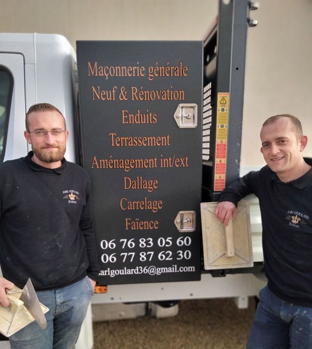 Les frères Goulard posent à côté d'une camionnette noire avec une pancarte Services de maçonnerie française sur le côté.