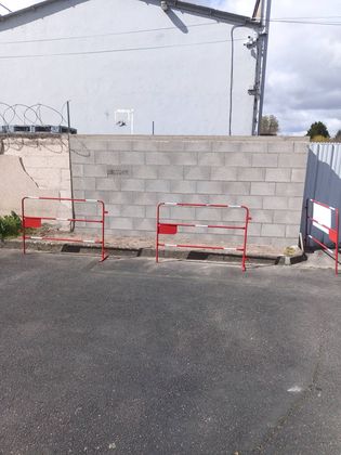 Blocs de béton empilés, noirs et blancs, aux textures rugueuses et aux interstices ombrés.