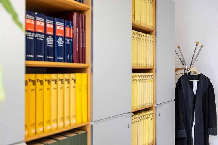 Regal mit Gesetzesbüchern und Akten in der Anwaltskanzlei in Saarbrücken
