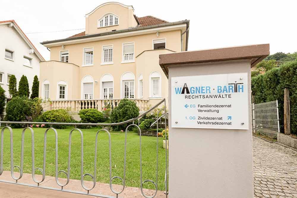 Ein großes Gebäude mit einem Schild davor, auf dem „Wagner Bart“ steht.