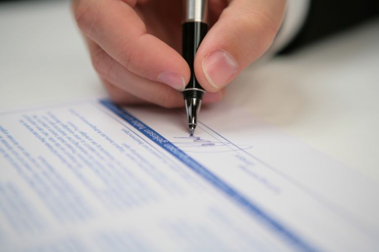 Vertragsunterzeichnung bei einem Rechtsanwalt in Saarbrücken