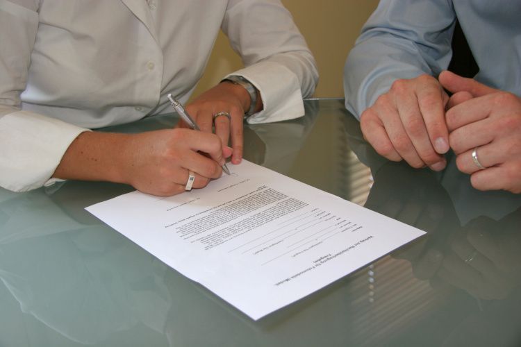 Vertragsunterzeichnung bei einem Anwalt in Saarbrücken