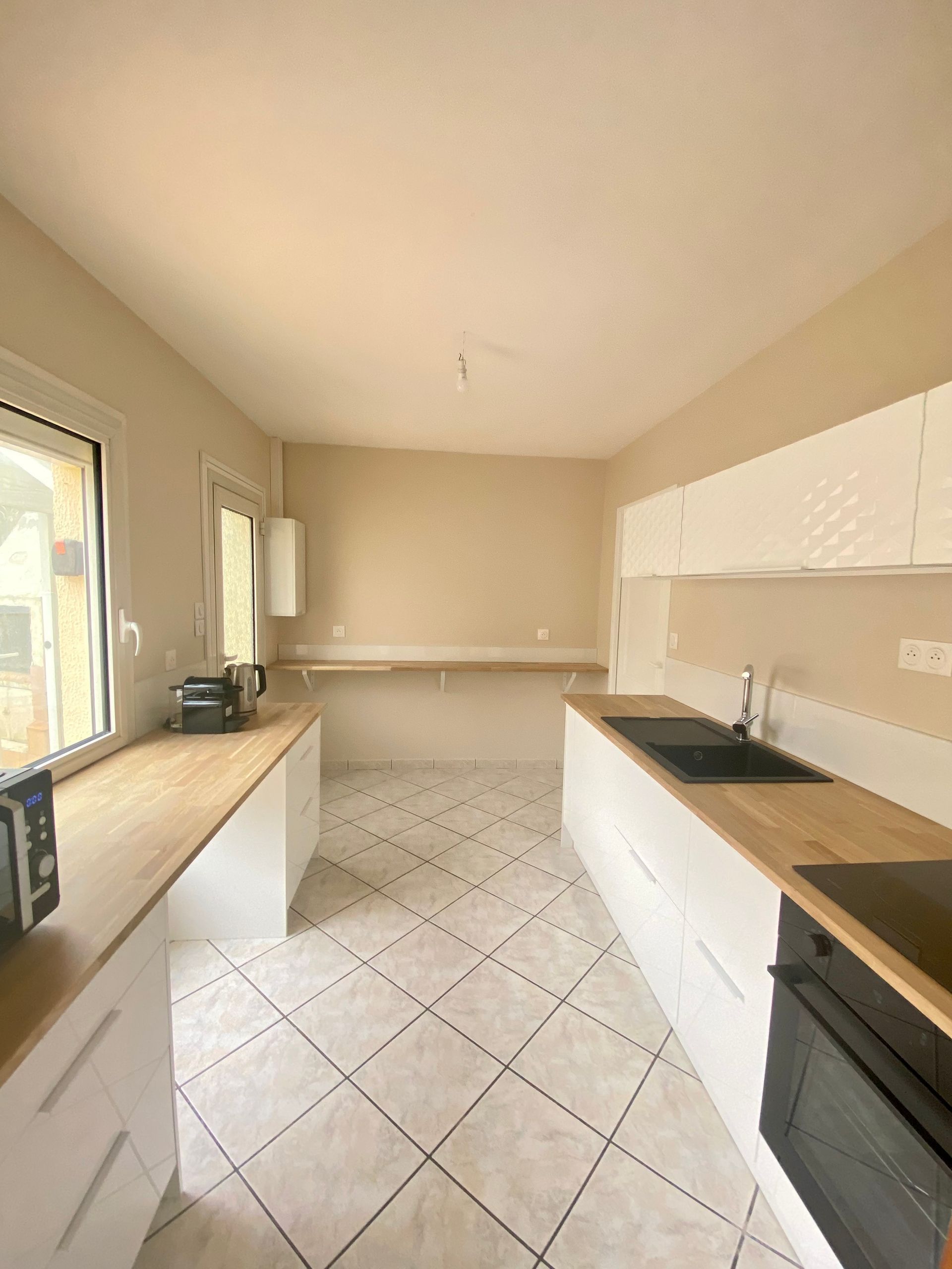 Cuisine blanche avec comptoirs en bois