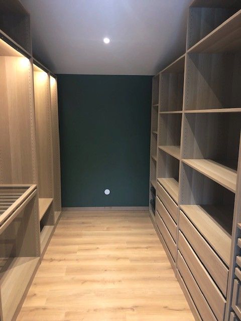 Dressing avec étagères et tiroirs en bois