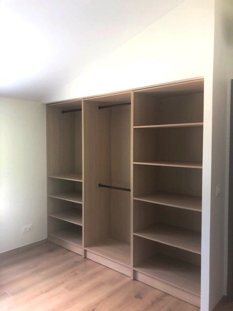 Dressing intégré avec étagères et tringles à vêtements