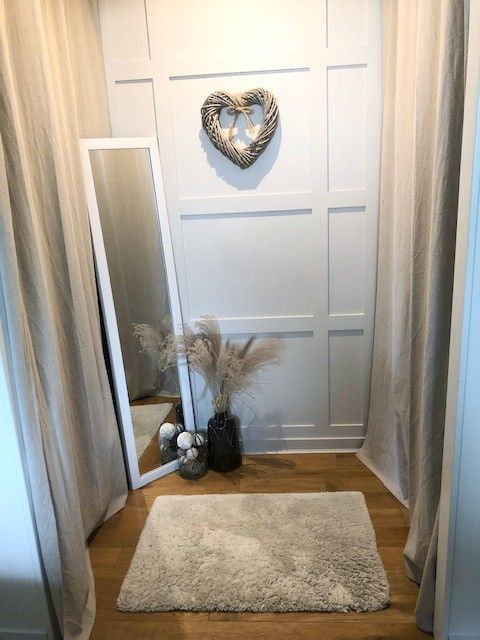 Une petite entrée avec un miroir