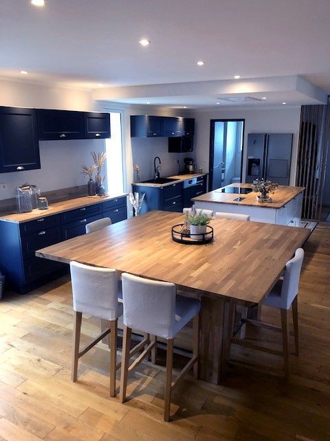 Cuisine moderne avec armoires bleu foncé