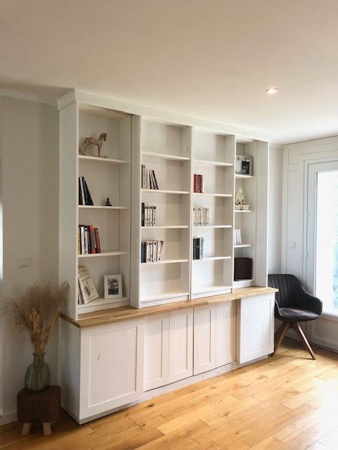 Bibliothèque blanche intégrée avec comptoir en bois