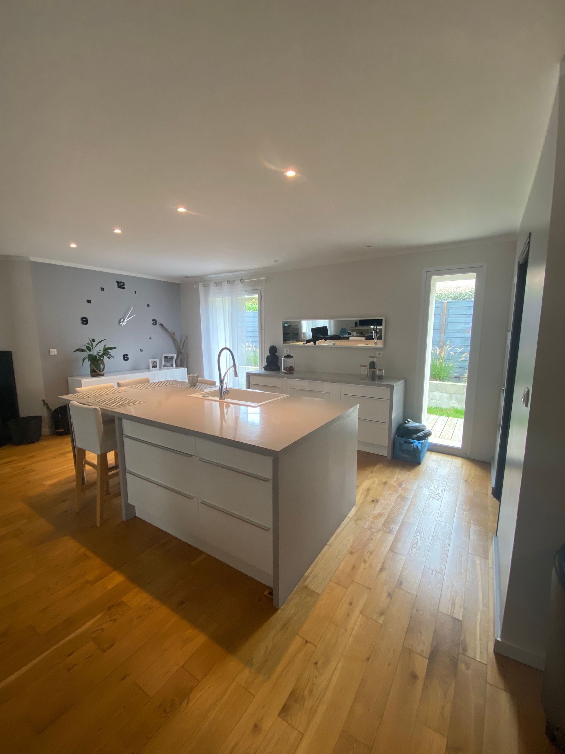 Cuisine avec ilôt central blanc