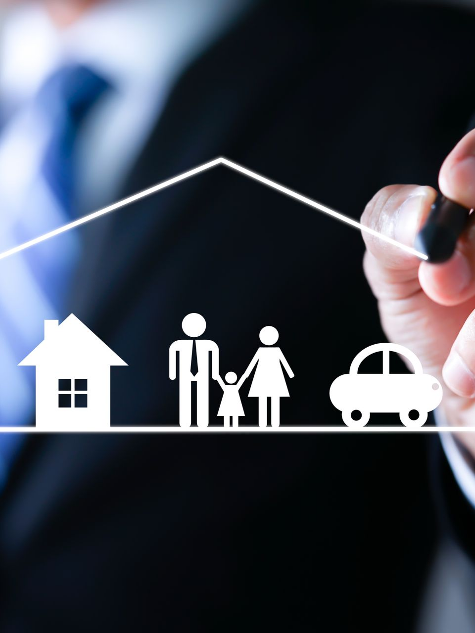 Icônes représentant une personne dessinant un toit de maison, une famille et une voiture.