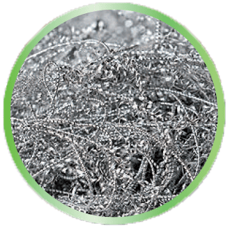 Gros plan sur un amas de fibres de laine d'acier métallique brillantes et emmêlées, à l'intérieur d'un cadre circulaire vert.